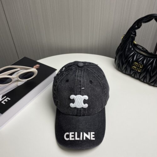 【AT2319】CELINEの新しいデニムベースボールキャップは、街中で必須アイテムです。このアイテムは、コーディネートに最適です。お早めに手に入れてください！