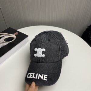 【AT2319】CELINEの新しいデニムベースボールキャップは、街中で必須アイテムです。このアイテムは、コーディネートに最適です。お早めに手に入れてください！