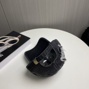 【AT2319】CELINEの新しいデニムベースボールキャップは、街中で必須アイテムです。このアイテムは、コーディネートに最適です。お早めに手に入れてください！