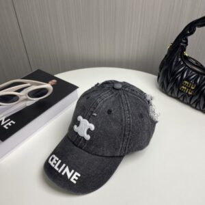 【AT2319】CELINEの新しいデニムベースボールキャップは、街中で必須アイテムです。このアイテムは、コーディネートに最適です。お早めに手に入れてください！