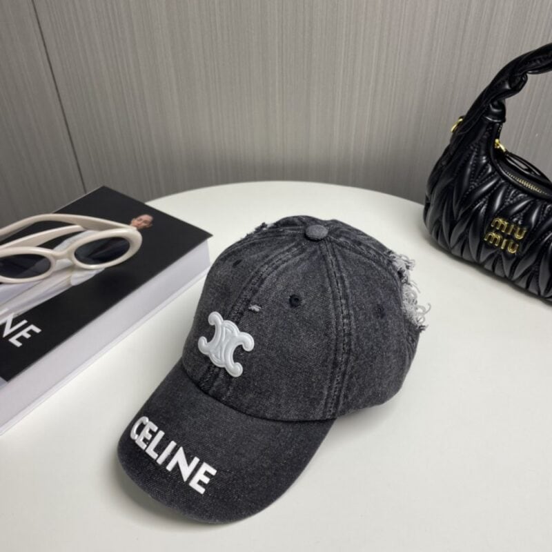 【AT2319】CELINEの新しいデニムベースボールキャップは、街中で必須アイテムです。このアイテムは、コーディネートに最適です。お早めに手に入れてください！