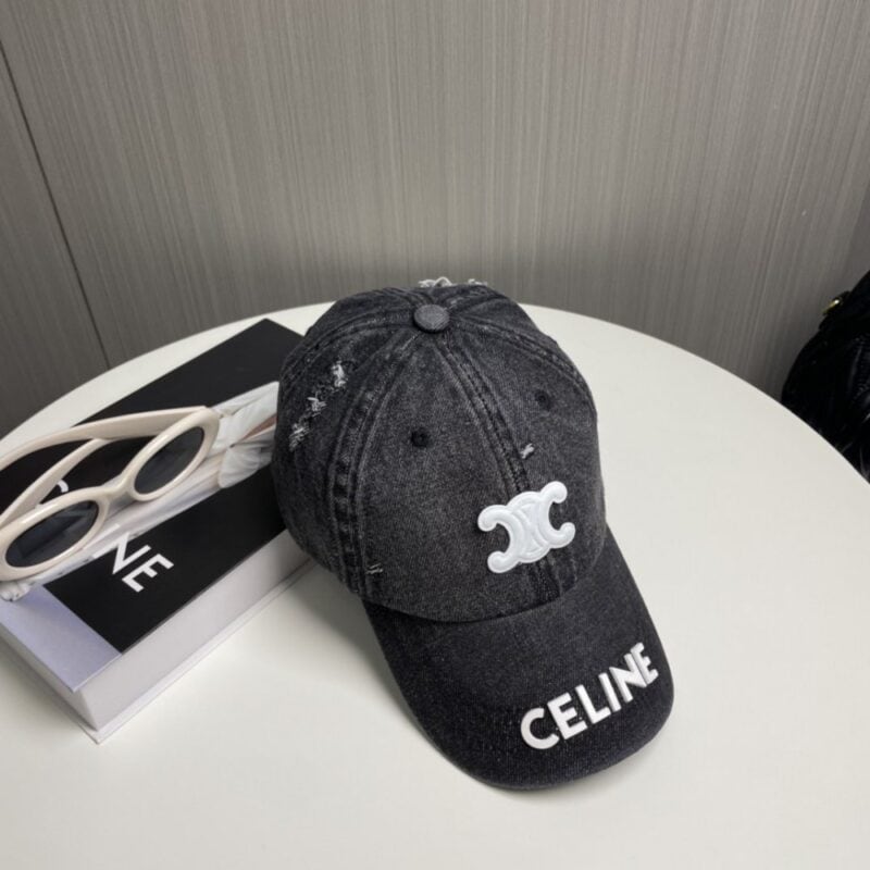 【AT2319】CELINEの新しいデニムベースボールキャップは、街中で必須アイテムです。このアイテムは、コーディネートに最適です。お早めに手に入れてください！