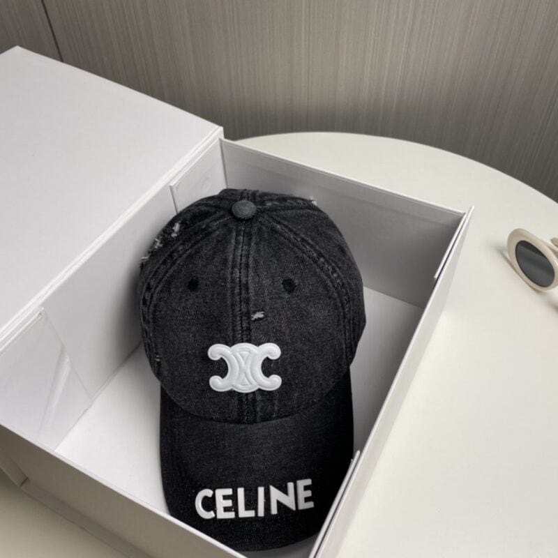 【AT2319】CELINEの新しいデニムベースボールキャップは、街中で必須アイテムです。このアイテムは、コーディネートに最適です。お早めに手に入れてください！