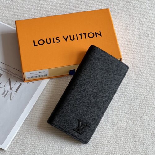 【AT2320】全新のLV Aerogram Brazza財布は、粒面の小牛革が特徴で、金属製のLVロゴが控えめに刻印されています。仕切りやカードスロットは、紙幣や書類、コインを収納でき、LV Aerogramシリーズのハンドバッグとの相性抜群です。