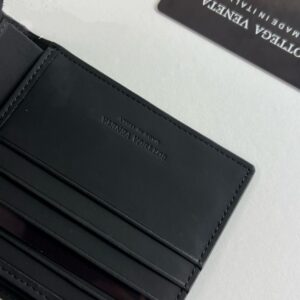 【AT2321】Bottega Veneta 原厂の仔牛革（内蔵されたシャネルの香水袋）Baodi Jia BVメンズウォレットウォレットメンズバッグ、写真は実物を撮影したものです、実際の良質を確実にします、輸入仔牛革を使用し、高級ハードウェアを使用し、彼がストリートに出かけるのに最適な男性には必須のアイテムです🔥（短財布）ギフトボックス付き