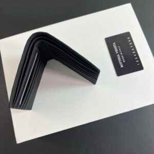 【AT2321】Bottega Veneta 原厂の仔牛革（内蔵されたシャネルの香水袋）Baodi Jia BVメンズウォレットウォレットメンズバッグ、写真は実物を撮影したものです、実際の良質を確実にします、輸入仔牛革を使用し、高級ハードウェアを使用し、彼がストリートに出かけるのに最適な男性には必須のアイテムです🔥（短財布）ギフトボックス付き