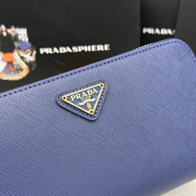 【AT2349】Prada プラダのクラシックなシングルジップウォレット👏👏。クラシックでシンプルなデザイン、イタリアのトップクラスの本革クロス グレーン素材は非常に高品質で、輸入ステッチライニング、ホワイトスチール金属ハードウェア！精巧なステッチ、均等できれいな縫製、非常に精巧な仕上げです。