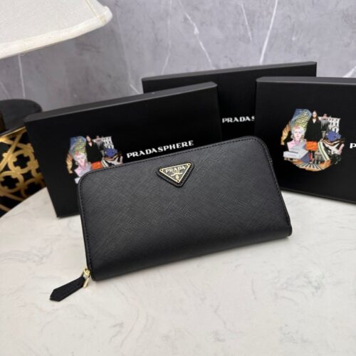 【AT2350】Prada プラダのクラシックな小さなシングルジップウォレット👏👏クラシックな作品、シンプルでおしゃれ、イタリアのトップグレードの本物の十字型牛革素材、輸入ステッチ裏地、白いスチール金属の金具！精巧なステッチは均等で整然としており、手の込んだ仕事が施されています。