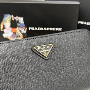 【AT2350】Prada プラダのクラシックな小さなシングルジップウォレット👏👏クラシックな作品、シンプルでおしゃれ、イタリアのトップグレードの本物の十字型牛革素材、輸入ステッチ裏地、白いスチール金属の金具！精巧なステッチは均等で整然としており、手の込んだ仕事が施されています。