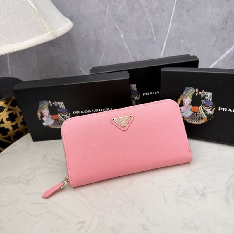【AT2351】Prada プラダのクラシックな小さめのシングルジップ財布💼。クラシックなデザインでシンプルでおしゃれ、イタリアのトップクラスの牛革を使用し、輸入のボルト加工レザー裏地、白いゴールドメタルの金具！繊細なステッチが均等で整然としており、精密な仕事が施されています。