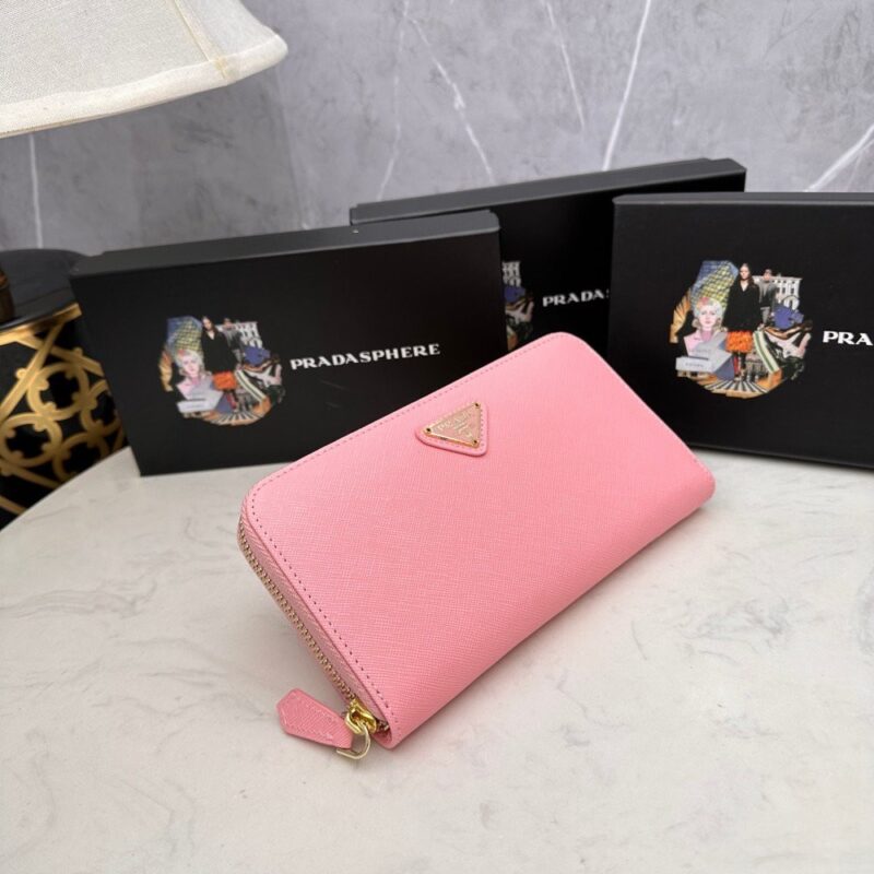 【AT2351】Prada プラダのクラシックな小さめのシングルジップ財布💼。クラシックなデザインでシンプルでおしゃれ、イタリアのトップクラスの牛革を使用し、輸入のボルト加工レザー裏地、白いゴールドメタルの金具！繊細なステッチが均等で整然としており、精密な仕事が施されています。