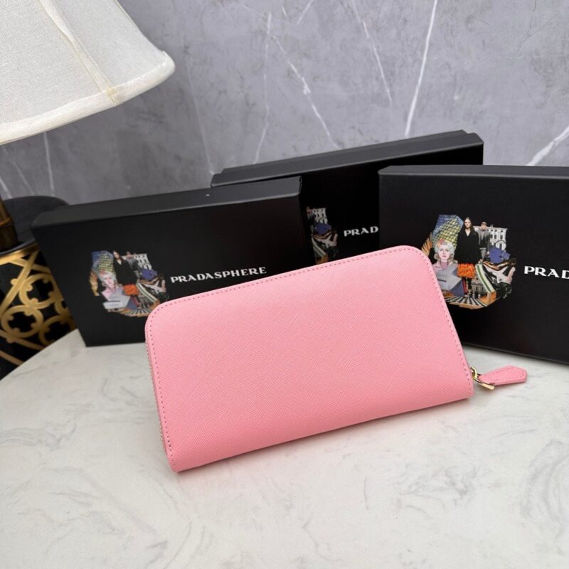 【AT2351】Prada プラダのクラシックな小さめのシングルジップ財布💼。クラシックなデザインでシンプルでおしゃれ、イタリアのトップクラスの牛革を使用し、輸入のボルト加工レザー裏地、白いゴールドメタルの金具！繊細なステッチが均等で整然としており、精密な仕事が施されています。