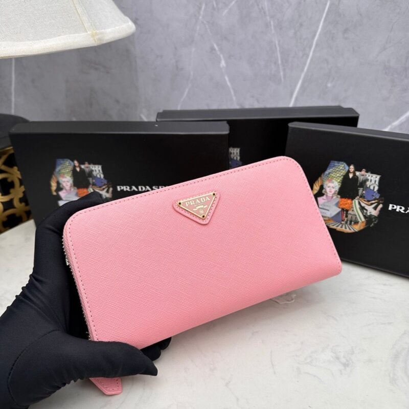 【AT2351】Prada プラダのクラシックな小さめのシングルジップ財布💼。クラシックなデザインでシンプルでおしゃれ、イタリアのトップクラスの牛革を使用し、輸入のボルト加工レザー裏地、白いゴールドメタルの金具！繊細なステッチが均等で整然としており、精密な仕事が施されています。