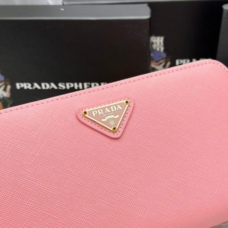 【AT2351】Prada プラダのクラシックな小さめのシングルジップ財布💼。クラシックなデザインでシンプルでおしゃれ、イタリアのトップクラスの牛革を使用し、輸入のボルト加工レザー裏地、白いゴールドメタルの金具！繊細なステッチが均等で整然としており、精密な仕事が施されています。
