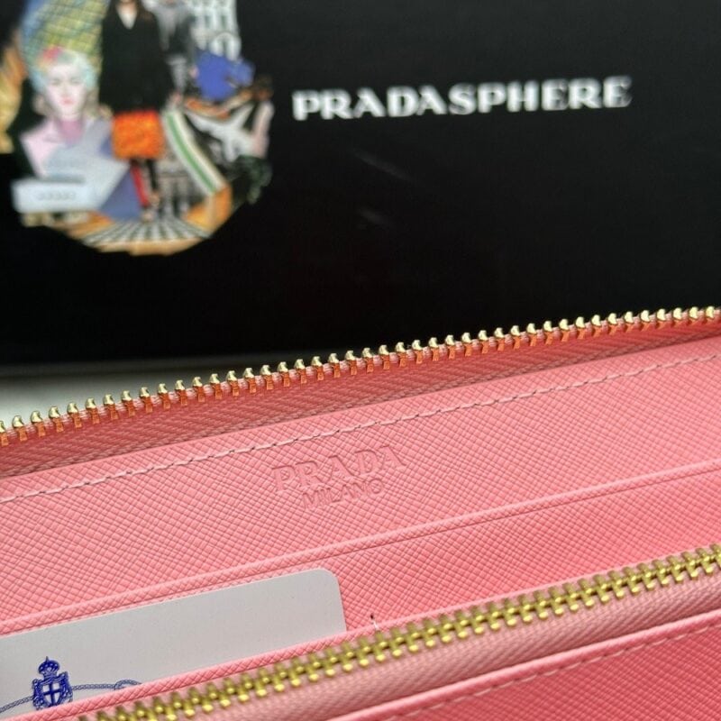 【AT2351】Prada プラダのクラシックな小さめのシングルジップ財布💼。クラシックなデザインでシンプルでおしゃれ、イタリアのトップクラスの牛革を使用し、輸入のボルト加工レザー裏地、白いゴールドメタルの金具！繊細なステッチが均等で整然としており、精密な仕事が施されています。