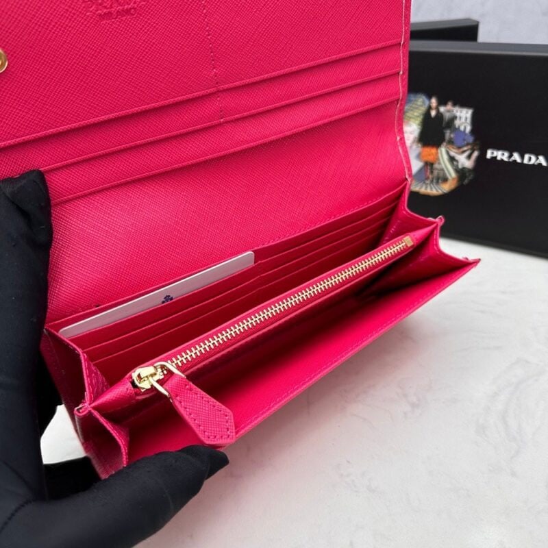 【AT2353】Prada プラダ👏👏クラシックなフラップウォレット2 in 1💼。クラシックでシンプルでおしゃれ、イタリアの最高級オリジナルクロスレザー素材は質感が非常に良いです。 輸入の縞模様の裏地 ホワイト スチール金属の金具！ 精巧なステッチは均一で整然としていて、手仕事が非常に優れています。