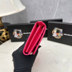【AT2353】Prada プラダ👏👏クラシックなフラップウォレット2 in 1💼。クラシックでシンプルでおしゃれ、イタリアの最高級オリジナルクロスレザー素材は質感が非常に良いです。 輸入の縞模様の裏地 ホワイト スチール金属の金具！ 精巧なステッチは均一で整然としていて、手仕事が非常に優れています。