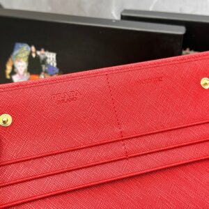 【AT2354】Prada プラダ👏👏のクラシックなフラップウォレットを2つ折りにして💼クラシックな作品、シンプルでおしゃれ、イタリアのトップクラスのオリジナルの十字革素材、輸入ステッチ裏地、白い鋼金属金具！繊細なステッチ、均等できちんとした仕事、この文は日本語に翻訳された結果を説明しています。