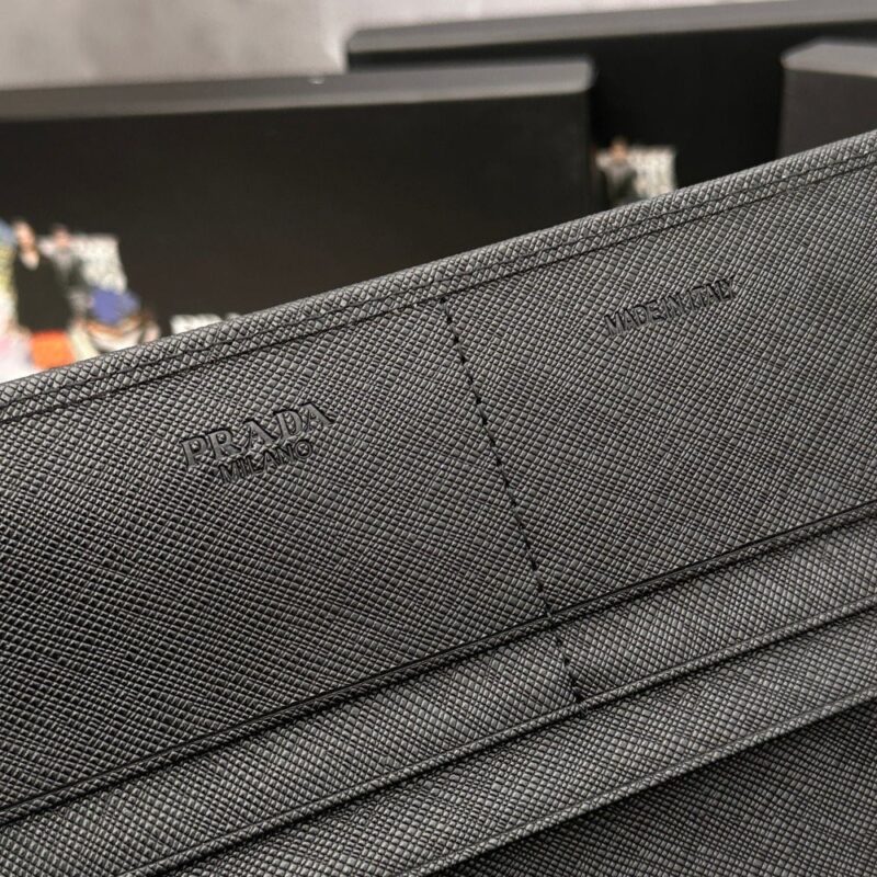 【AT2355】Prada プラダ👏👏のクラシックなカバーウォレット、半額💼。クラシックなデザイン、シンプルでおしゃれ、イタリアの最高級オリジナル十字型革で質感が非常に良いです。輸入裏地布、白、スチール金属の金具付き！熟練されたステッチは均等で整然としており、手の込んだ作業が施されています。