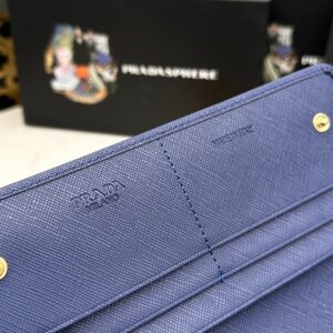 【AT2356】Prada プラダ👏👏のクラシックなフラップウォレット2way💼クラシックなデザイン、シンプルでおしゃれ、イタリアのトップクラスのオリジナルクロス型牛革素材、質感抜群、輸入裏地布ホワイト、金属製ハードウェアゴールド仕様！熟練したステッチ、均等で整然とした仕事、一流の手芸技術。