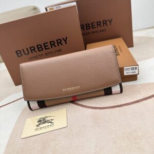【AT2357】Burberryのチェック柄とパッチレザーの長財布🇮🇹🎉👉表面には輸入のカーフスキンを使用し、内側には細かく柔らかい輸入子牛革が使われており、オリジナルのチェック生地とゴールドの五金部品が付いています👍専門店品質、細かい仕上がり💋実物撮影📷