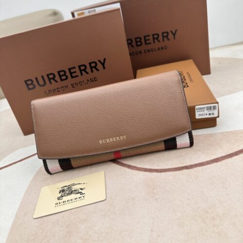 【AT2357】Burberryのチェック柄とパッチレザーの長財布🇮🇹🎉👉表面には輸入のカーフスキンを使用し、内側には細かく柔らかい輸入子牛革が使われており、オリジナルのチェック生地とゴールドの五金部品が付いています👍専門店品質、細かい仕上がり💋実物撮影📷