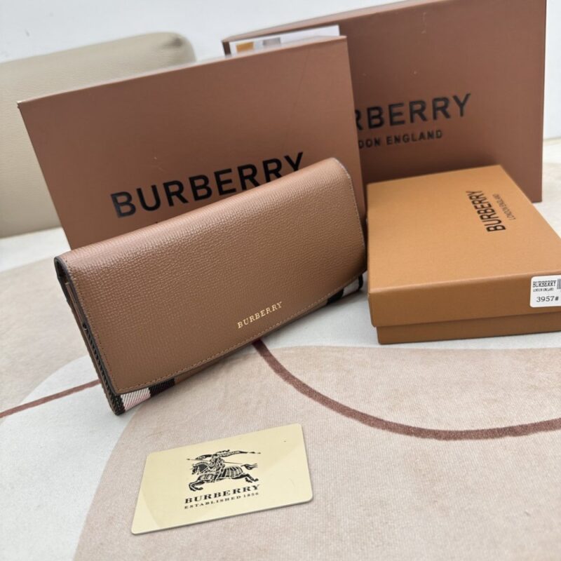 【AT2357】Burberryのチェック柄とパッチレザーの長財布🇮🇹🎉👉表面には輸入のカーフスキンを使用し、内側には細かく柔らかい輸入子牛革が使われており、オリジナルのチェック生地とゴールドの五金部品が付いています👍専門店品質、細かい仕上がり💋実物撮影📷