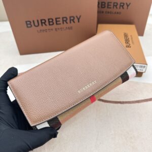 【AT2357】Burberryのチェック柄とパッチレザーの長財布🇮🇹🎉👉表面には輸入のカーフスキンを使用し、内側には細かく柔らかい輸入子牛革が使われており、オリジナルのチェック生地とゴールドの五金部品が付いています👍専門店品質、細かい仕上がり💋実物撮影📷