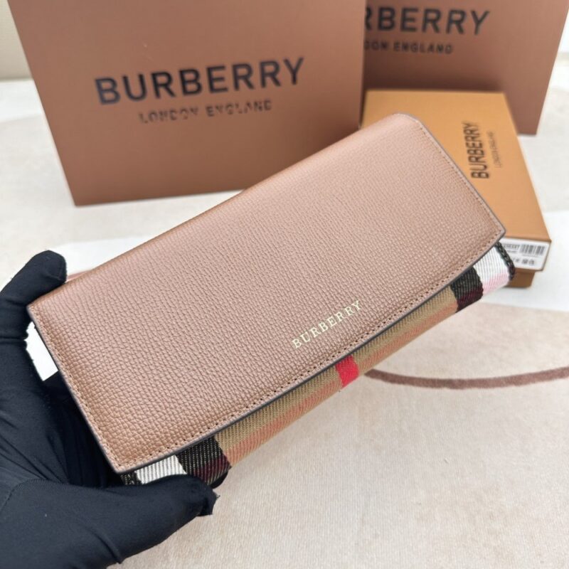 【AT2357】Burberryのチェック柄とパッチレザーの長財布🇮🇹🎉👉表面には輸入のカーフスキンを使用し、内側には細かく柔らかい輸入子牛革が使われており、オリジナルのチェック生地とゴールドの五金部品が付いています👍専門店品質、細かい仕上がり💋実物撮影📷