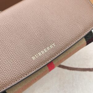 【AT2357】Burberryのチェック柄とパッチレザーの長財布🇮🇹🎉👉表面には輸入のカーフスキンを使用し、内側には細かく柔らかい輸入子牛革が使われており、オリジナルのチェック生地とゴールドの五金部品が付いています👍専門店品質、細かい仕上がり💋実物撮影📷