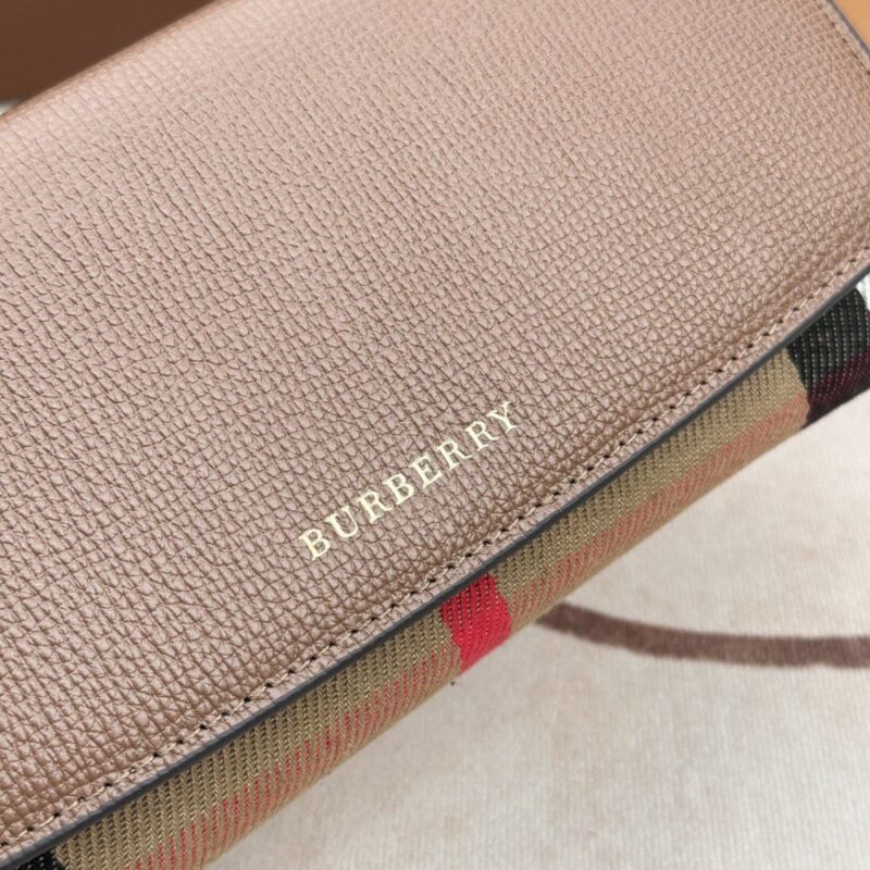 【AT2357】Burberryのチェック柄とパッチレザーの長財布🇮🇹🎉👉表面には輸入のカーフスキンを使用し、内側には細かく柔らかい輸入子牛革が使われており、オリジナルのチェック生地とゴールドの五金部品が付いています👍専門店品質、細かい仕上がり💋実物撮影📷