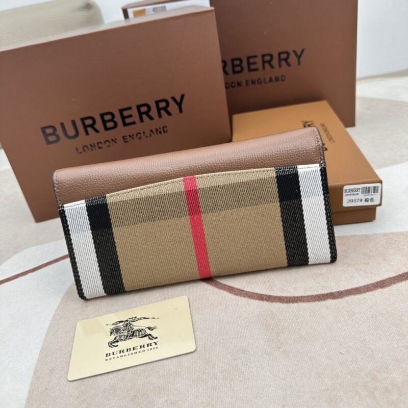 【AT2357】Burberryのチェック柄とパッチレザーの長財布🇮🇹🎉👉表面には輸入のカーフスキンを使用し、内側には細かく柔らかい輸入子牛革が使われており、オリジナルのチェック生地とゴールドの五金部品が付いています👍専門店品質、細かい仕上がり💋実物撮影📷