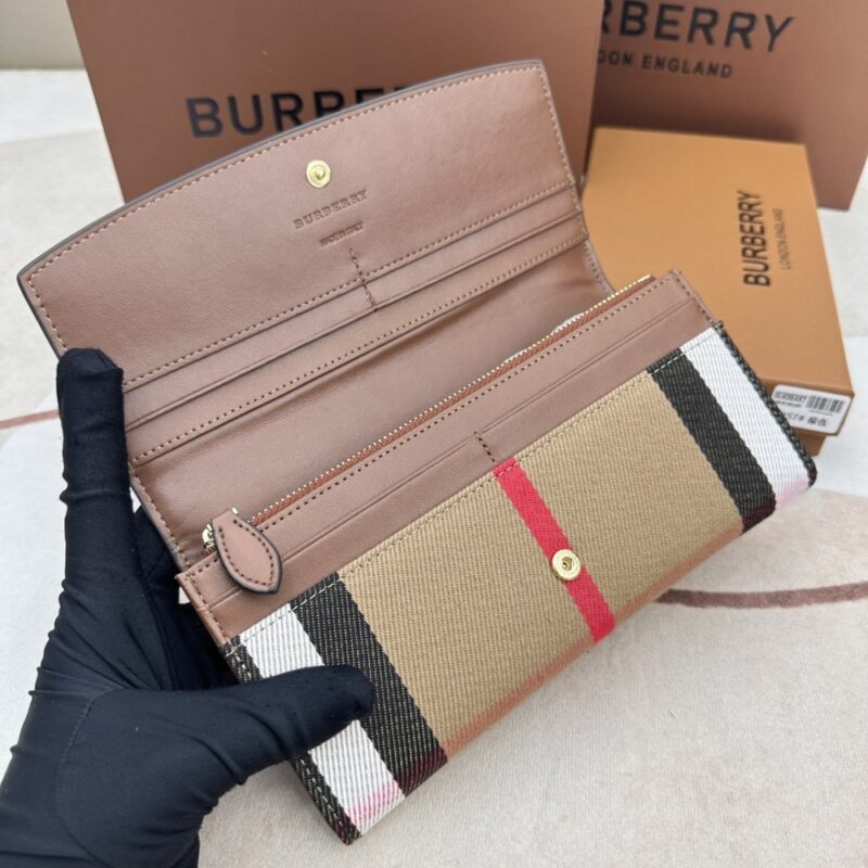 【AT2357】Burberryのチェック柄とパッチレザーの長財布🇮🇹🎉👉表面には輸入のカーフスキンを使用し、内側には細かく柔らかい輸入子牛革が使われており、オリジナルのチェック生地とゴールドの五金部品が付いています👍専門店品質、細かい仕上がり💋実物撮影📷