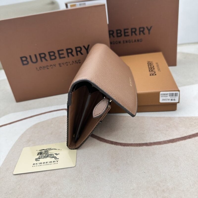 【AT2357】Burberryのチェック柄とパッチレザーの長財布🇮🇹🎉👉表面には輸入のカーフスキンを使用し、内側には細かく柔らかい輸入子牛革が使われており、オリジナルのチェック生地とゴールドの五金部品が付いています👍専門店品質、細かい仕上がり💋実物撮影📷