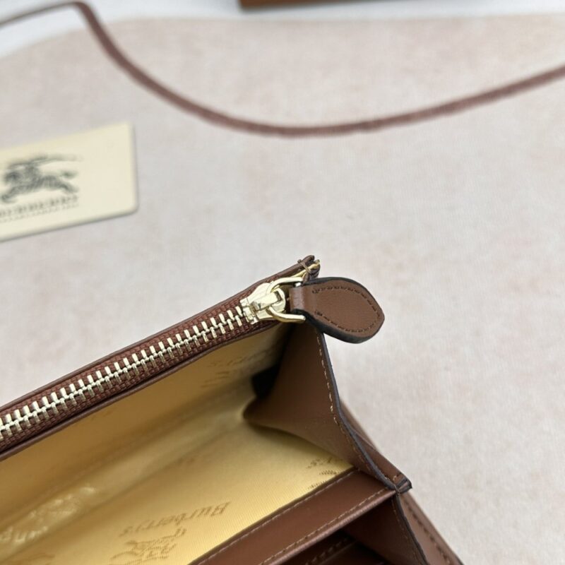 【AT2357】Burberryのチェック柄とパッチレザーの長財布🇮🇹🎉👉表面には輸入のカーフスキンを使用し、内側には細かく柔らかい輸入子牛革が使われており、オリジナルのチェック生地とゴールドの五金部品が付いています👍専門店品質、細かい仕上がり💋実物撮影📷