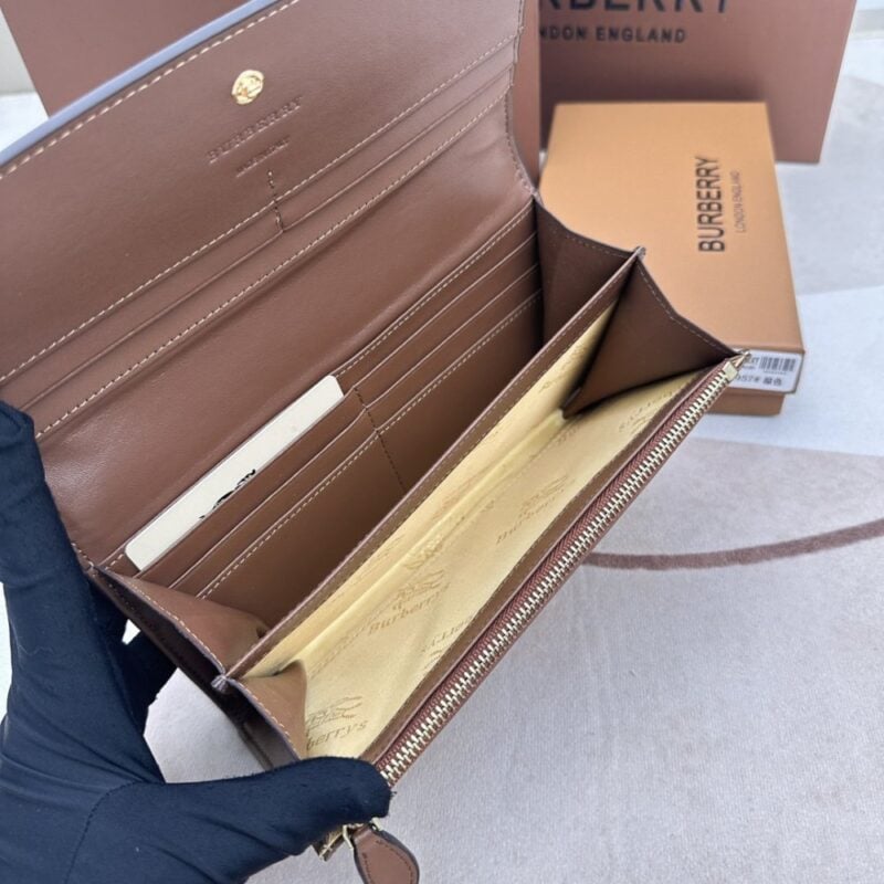 【AT2357】Burberryのチェック柄とパッチレザーの長財布🇮🇹🎉👉表面には輸入のカーフスキンを使用し、内側には細かく柔らかい輸入子牛革が使われており、オリジナルのチェック生地とゴールドの五金部品が付いています👍専門店品質、細かい仕上がり💋実物撮影📷