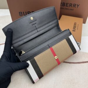 【AT2358】Burberryのチェック柄のレザー長財布🇮🇹🎉👉表面は輸入手のひら模様の牛革を使用し、内部はきめ細かく柔らかい輸入仔牛革、オリジナルのチェック生地、ゴールドの金具付き👍専門店品質、精密な仕事💋実物撮影📷