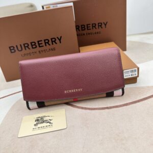 【AT2359】Burberryのチェック柄のパッチワークレザーロングウォレット🇮🇹🎉👉表面には輸入手のひら型牛革を使用し、内側には柔らかく繊細な輸入子牛革、オリジナルのチェック柄生地、ゴールドの金具👍専門店クオリティ、細部の手の込んだ👌実物撮影📷