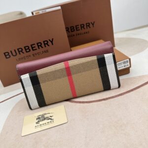 【AT2359】Burberryのチェック柄のパッチワークレザーロングウォレット🇮🇹🎉👉表面には輸入手のひら型牛革を使用し、内側には柔らかく繊細な輸入子牛革、オリジナルのチェック柄生地、ゴールドの金具👍専門店クオリティ、細部の手の込んだ👌実物撮影📷