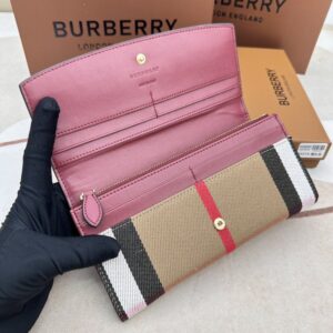 【AT2359】Burberryのチェック柄のパッチワークレザーロングウォレット🇮🇹🎉👉表面には輸入手のひら型牛革を使用し、内側には柔らかく繊細な輸入子牛革、オリジナルのチェック柄生地、ゴールドの金具👍専門店クオリティ、細部の手の込んだ👌実物撮影📷