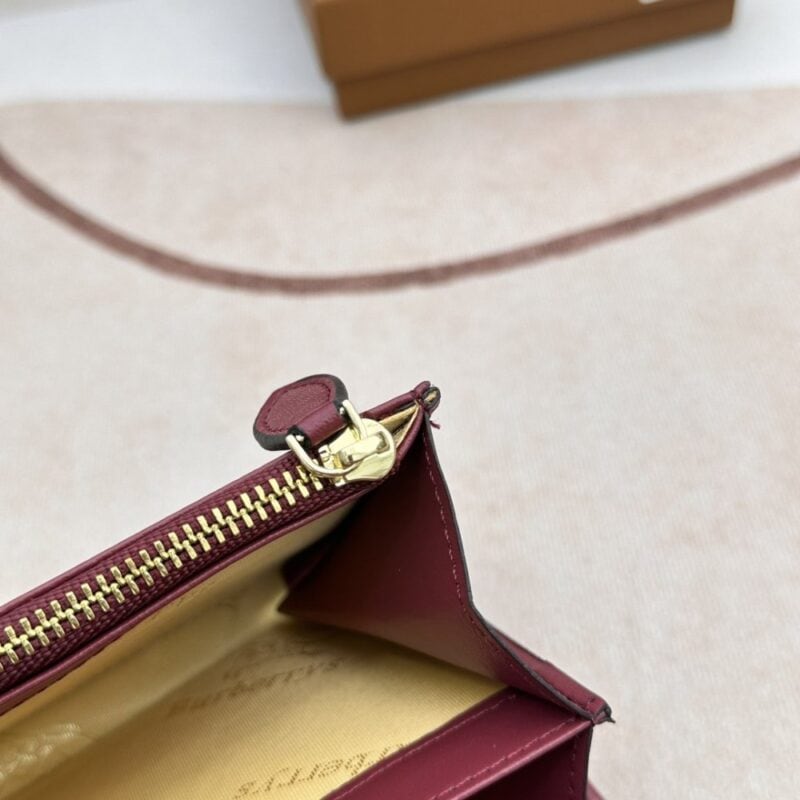 【AT2359】Burberryのチェック柄のパッチワークレザーロングウォレット🇮🇹🎉👉表面には輸入手のひら型牛革を使用し、内側には柔らかく繊細な輸入子牛革、オリジナルのチェック柄生地、ゴールドの金具👍専門店クオリティ、細部の手の込んだ👌実物撮影📷
