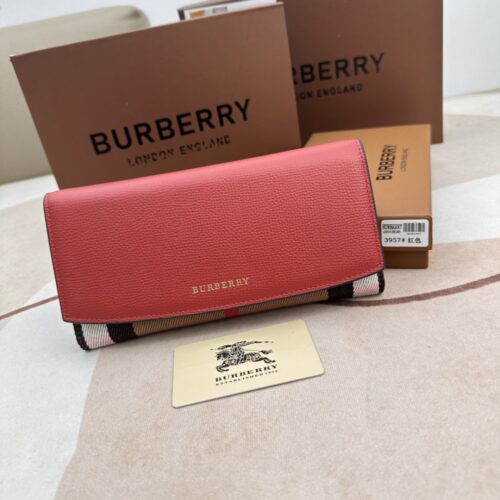 【AT2361】Burberryのチェック柄とパッチワークレザー長財布🇮🇹🎉👉表面は輸入の手のひらのしみ牛革を使用し、内側は細かく柔らかい輸入の子牛の革、オリジナルのチェック生地、ゴールドの金具👍専門店品質、精巧な仕事💋実物撮影📷