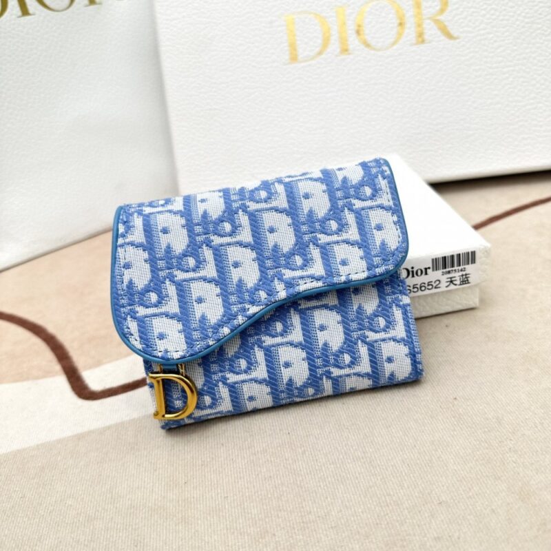 【AT2363】Dior ディオールのこのサドルロータスウォレットは、このシリーズの特徴的なスタイルを象徴しています。新しいObliqueプリント生地を使用して丁寧に作られており、特徴的な非対称フラップとヴィンテージゴールド仕上げの金属ステアリングD型チャームが付いています。このクラシックなアクセサリーは、日常のさまざまなアイテムを収納することができ、さまざまなハンドバッグに簡単に収まります。