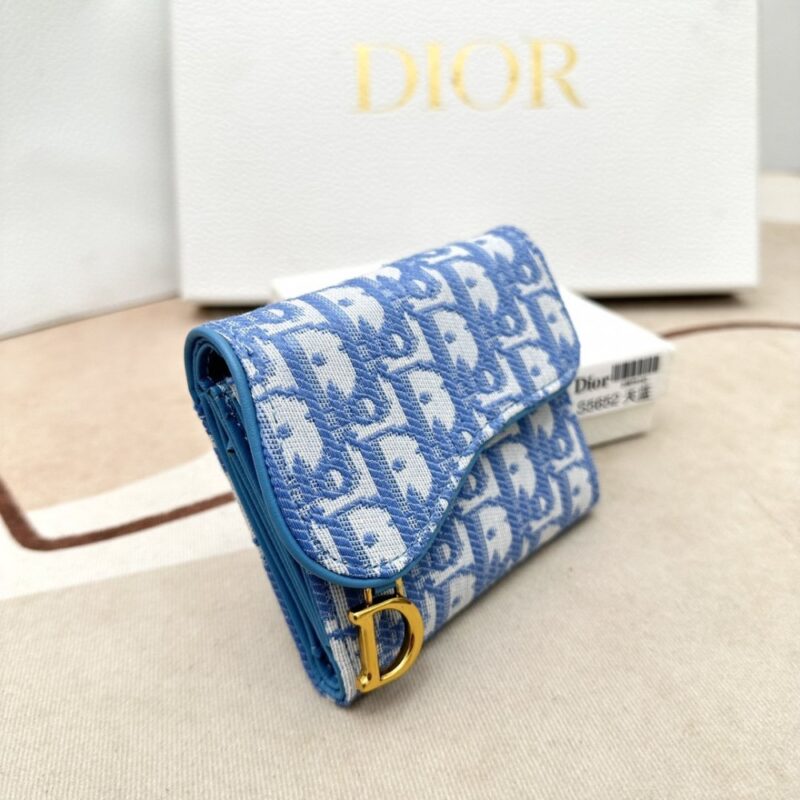 【AT2363】Dior ディオールのこのサドルロータスウォレットは、このシリーズの特徴的なスタイルを象徴しています。新しいObliqueプリント生地を使用して丁寧に作られており、特徴的な非対称フラップとヴィンテージゴールド仕上げの金属ステアリングD型チャームが付いています。このクラシックなアクセサリーは、日常のさまざまなアイテムを収納することができ、さまざまなハンドバッグに簡単に収まります。