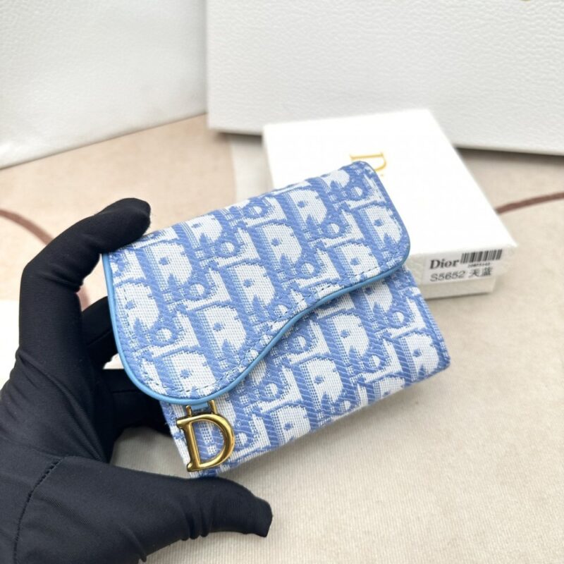 【AT2363】Dior ディオールのこのサドルロータスウォレットは、このシリーズの特徴的なスタイルを象徴しています。新しいObliqueプリント生地を使用して丁寧に作られており、特徴的な非対称フラップとヴィンテージゴールド仕上げの金属ステアリングD型チャームが付いています。このクラシックなアクセサリーは、日常のさまざまなアイテムを収納することができ、さまざまなハンドバッグに簡単に収まります。