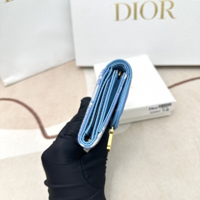 【AT2363】Dior ディオールのこのサドルロータスウォレットは、このシリーズの特徴的なスタイルを象徴しています。新しいObliqueプリント生地を使用して丁寧に作られており、特徴的な非対称フラップとヴィンテージゴールド仕上げの金属ステアリングD型チャームが付いています。このクラシックなアクセサリーは、日常のさまざまなアイテムを収納することができ、さまざまなハンドバッグに簡単に収まります。