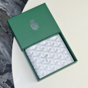 【AT2384】Goyard（ゴヤール）は1853年に創立され、160年以上の歴史があります。素材は麻、綿、麻繊維の混紡で、表面に光沢のある合成樹脂コーティングが施されており、防水性があり、丈夫で耐久性があります。多くの有名人、王室、貴族に支持されています。
