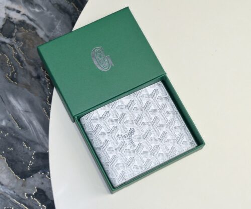 【AT2384】Goyard（ゴヤール）は1853年に創立され、160年以上の歴史があります。素材は麻、綿、麻繊維の混紡で、表面に光沢のある合成樹脂コーティングが施されており、防水性があり、丈夫で耐久性があります。多くの有名人、王室、貴族に支持されています。