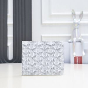 【AT2384】Goyard（ゴヤール）は1853年に創立され、160年以上の歴史があります。素材は麻、綿、麻繊維の混紡で、表面に光沢のある合成樹脂コーティングが施されており、防水性があり、丈夫で耐久性があります。多くの有名人、王室、貴族に支持されています。