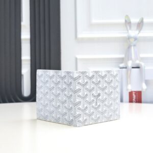 【AT2384】Goyard（ゴヤール）は1853年に創立され、160年以上の歴史があります。素材は麻、綿、麻繊維の混紡で、表面に光沢のある合成樹脂コーティングが施されており、防水性があり、丈夫で耐久性があります。多くの有名人、王室、貴族に支持されています。